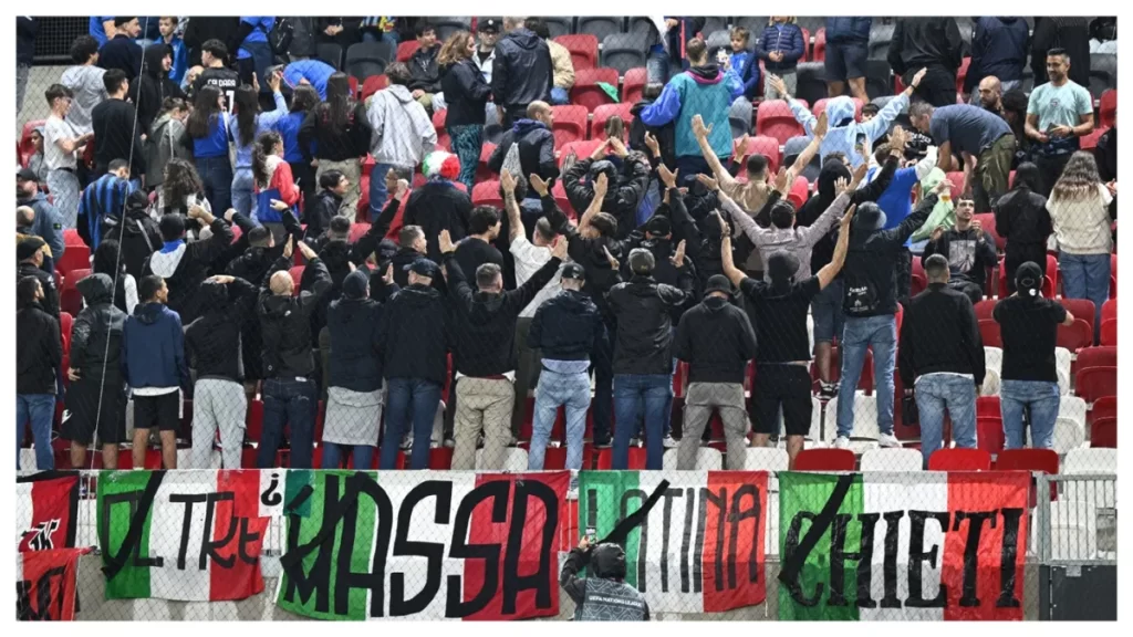 I tifosi italiani protestano voltando le spalle durante l'inno israeliano prima della partita di Nations League